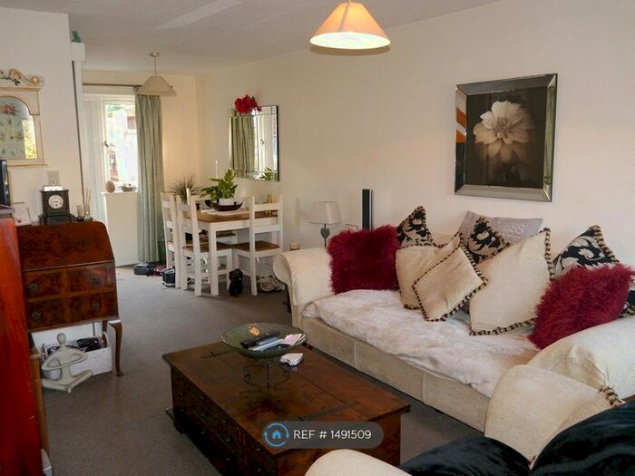 2 Bedroom Semi-Detached House To Rent In Stag Road, Chatham, ME5