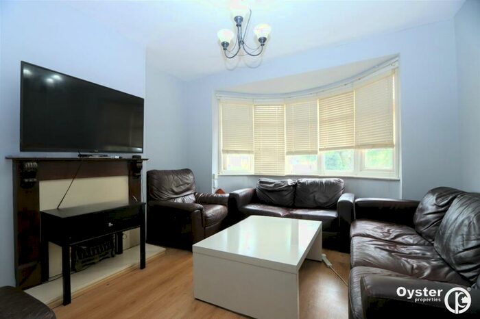 1 Bedroom Flat To Rent In Bowes Road, London, N11