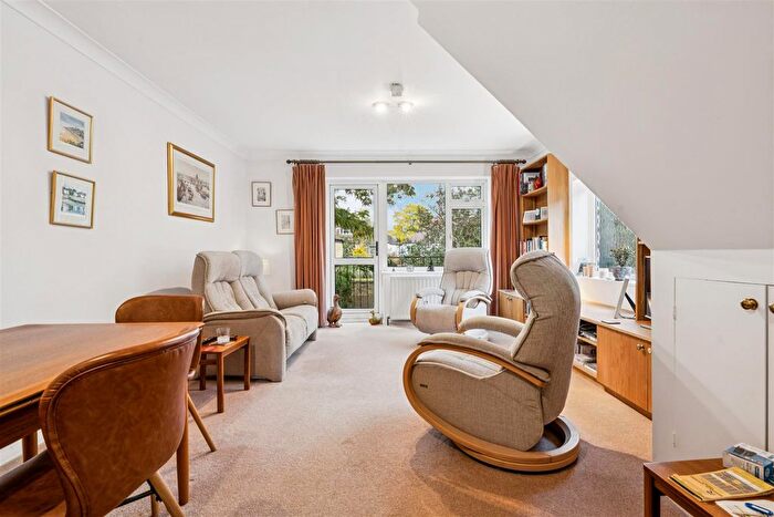 3 Bedroom Maisonette For Sale In Coniston Close, London, W4