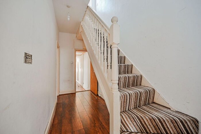 3 Bedroom Maisonette For Sale In Edinburgh Road, Walthamstow, London, E17