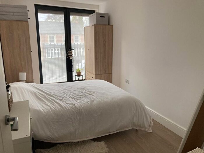 2 Bedroom Flat To Rent In Updown Hill, Windlesham, GU20