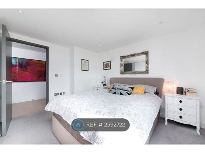2 Bedroom Flat To Rent In Canalside Square, London, N1