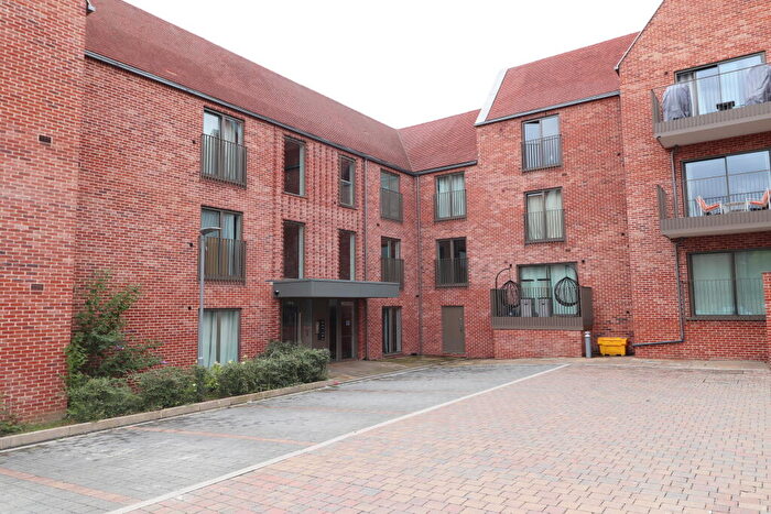 2 Bedroom Flat To Rent In Chelmsford Road - Shenfield, CM15