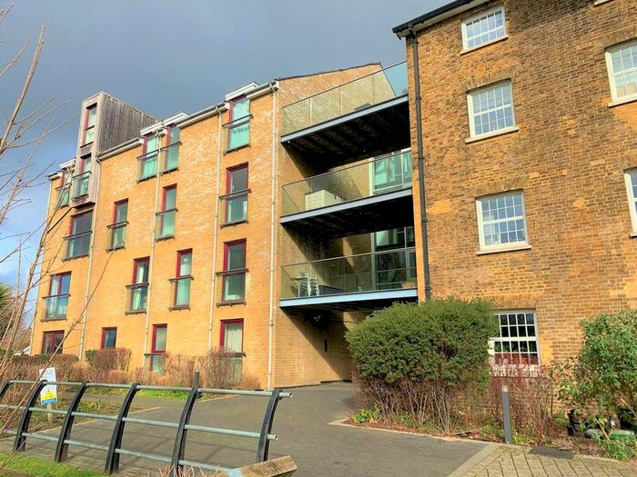 2 Bedroom Flat To Rent In Kings Mill Way, Denham, UB9