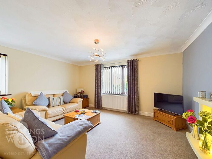 2 Bedroom Flat For Sale In Globe Lane, Blofield, Norwich, NR13