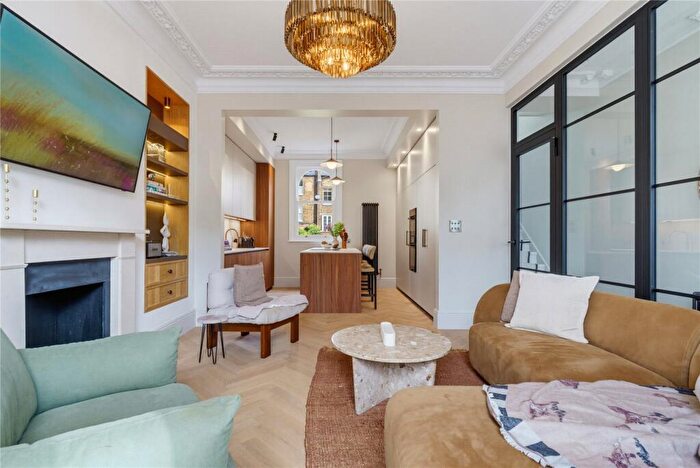 3 Bedroom Maisonette For Sale In Bennerley Road, SW11