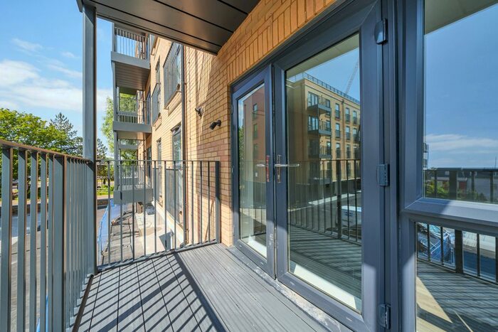 2 Bedroom Flat To Rent In St. Marys Road, Greenhithe, DA9