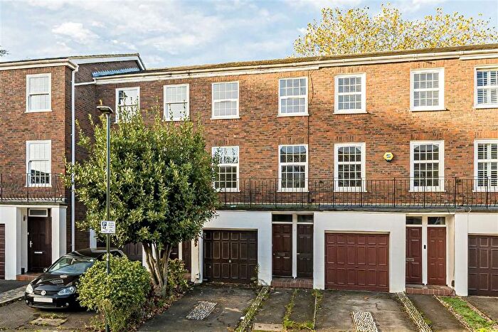 3 Bedroom Property For Sale In Broom Park, Teddington, TW11