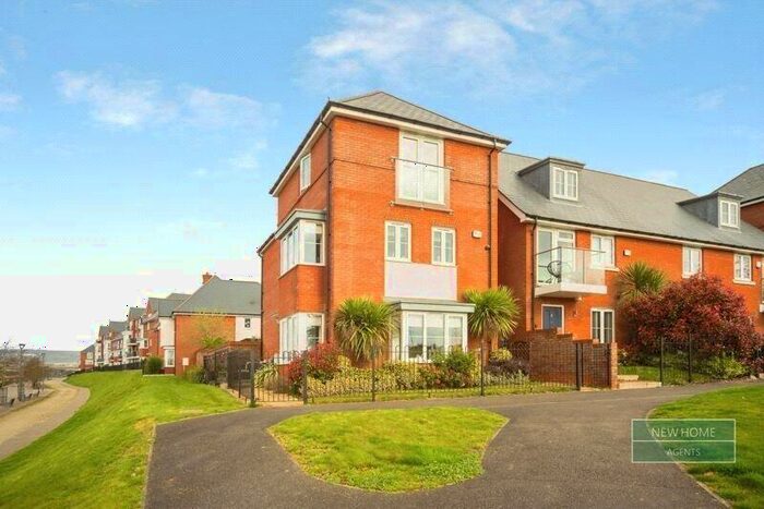 3 Bedroom Detached House For Sale In Farleigh Gardens, Wouldham, Rochester, Kent, ME1