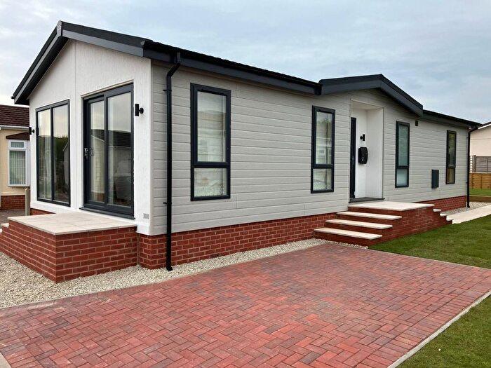 2 Bedroom Mobile/park Home For Sale In Stratford Bridge, Ripple, Tewkesbury, GL20