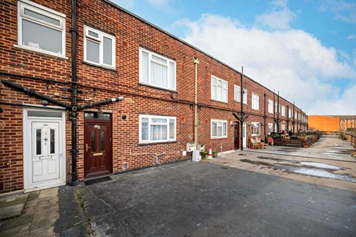 3 Bedroom Maisonette To Rent In Tolworth Broadway, Surbiton, KT6