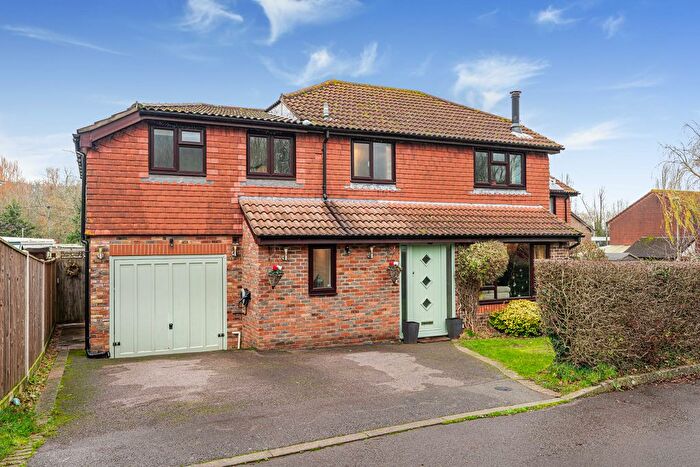 4 Bedroom Detached House For Sale In Willowdale Close, Stroud, Hampshire, GU32