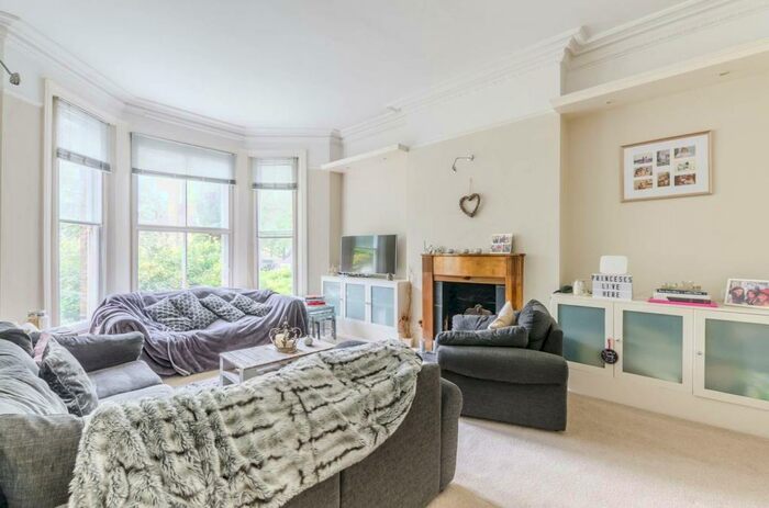 2 Bedroom Flat To Rent In Nightingale Lane, Clapham South, London, SW12