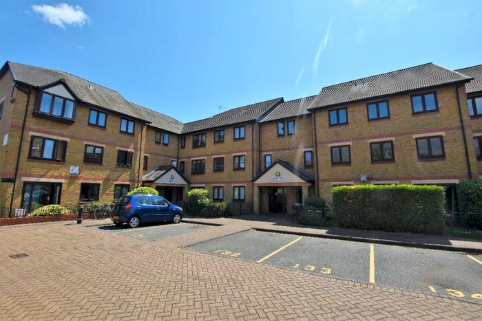 2 Bedroom Flat To Rent In Riverside Close, London, E5