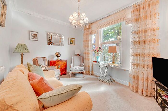 2 Bedroom Flat For Sale In Elliott Road, Chiswick, W4