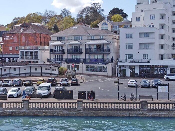 2 Bedroom Apartment For Sale In The Parade, Cowes, PO31