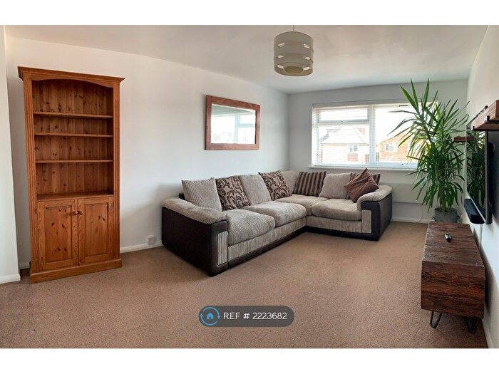 1 Bedroom Flat To Rent In Abinger Lodge, Lancing, BN15