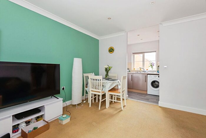 2 Bedroom Flat For Sale In Reynolds Avenue, Redhill, Surrey, RH1