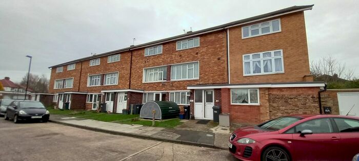 2 Bedroom Flat To Rent In Stratton Close, Hounslow TW3