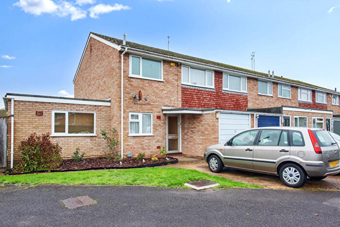 3 Bedroom End Of Terrace House For Sale In Cedar Avenue, Blackwater, GU17