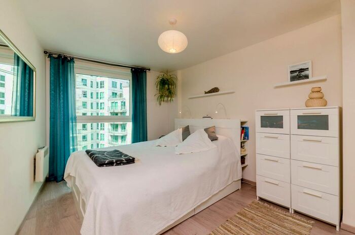 1 Bedroom Flat To Rent In St George Wharf, Vauxhall, London, SW8