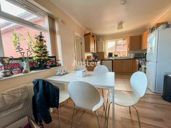 3 Bedroom Flat To Rent In Ripstone Gardens, Southampton, SO17