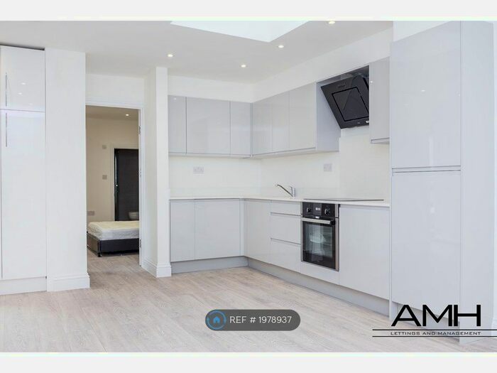 2 Bedroom Flat To Rent In Finchley Central, London, N3