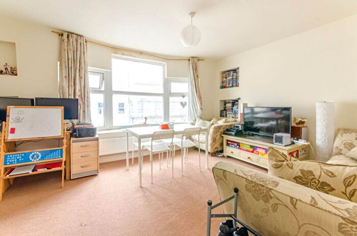 2 Bedroom Flat To Rent In Ballards Lane, North Finchley, London, N12