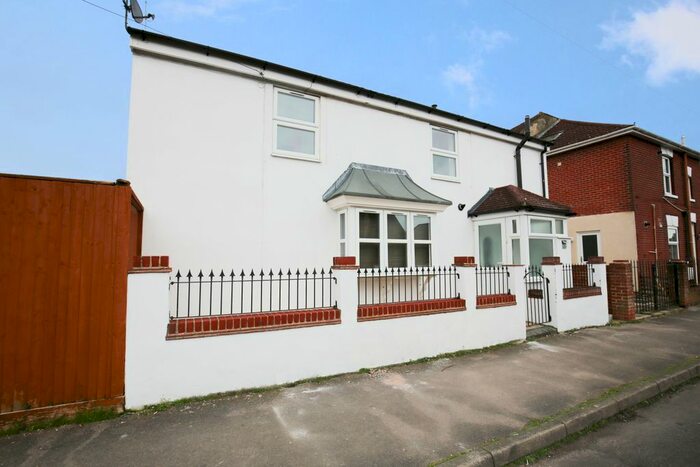 2 Bedroom Detached House To Rent In Peveril Road, Southampton, SO19