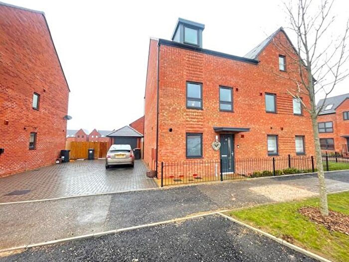 4 Bedroom House To Rent In Lime Tree Drive, Houghton Regis, Dunstable, LU5