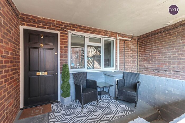 2 Bedroom Flat To Rent In Church Street, Rickmansworth, Hertfordshire, WD3