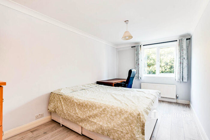 2 Bedroom Apartment To Rent In Fernhill Court, OX5