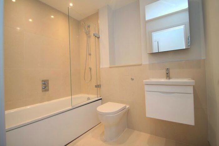 2 Bedroom Flat To Rent In High Street, Sutton, SM1