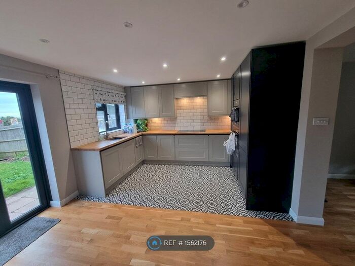 3 Bedroom Semi-Detached House To Rent In Central Avenue, Telscombe Cliffs, Peacehaven, BN10