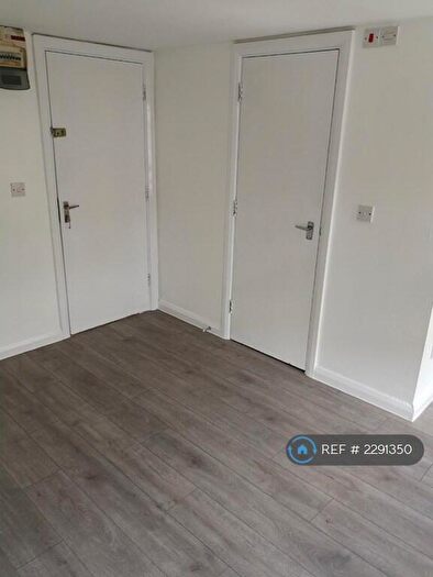 Studio To Rent In Green Lanes, London, N16