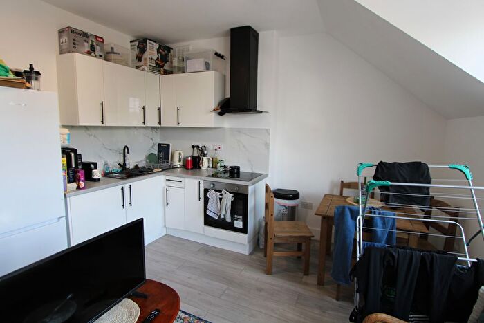 4 Bedroom Flat To Rent In Nightingale Lane, Wandsworth, SW12