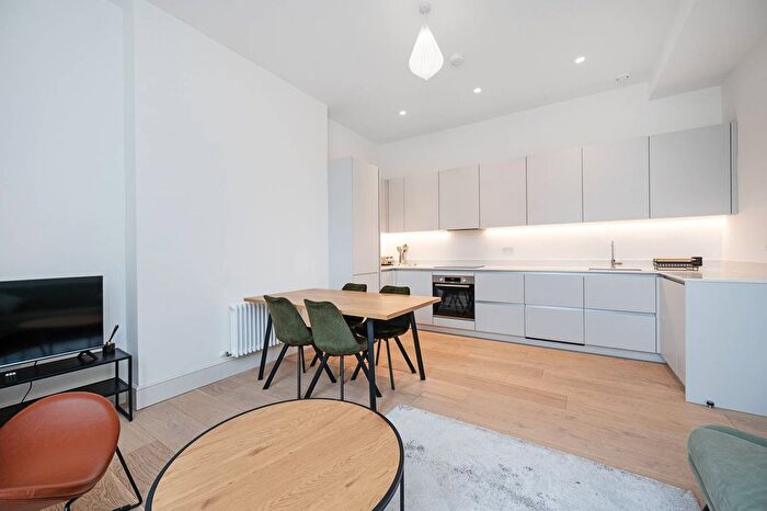 2 Bedroom Flat To Rent In Mile End Road, Mile End, London, E1