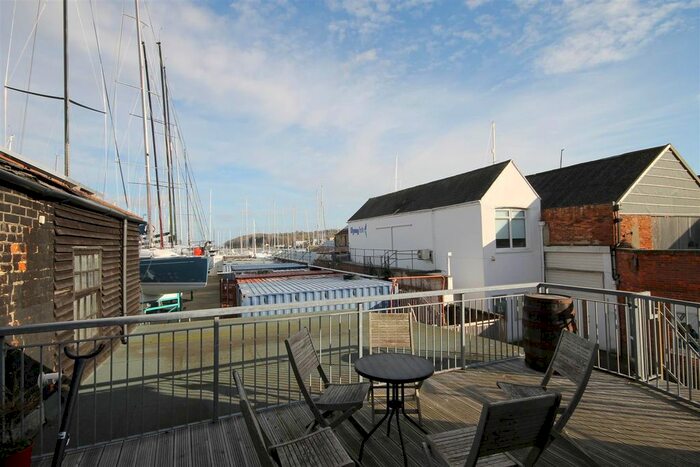 2 Bedroom Flat To Rent In High Street, Cowes, PO31