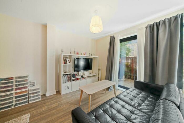 3 Bedroom Flat To Rent In Fisher Close, London, SE16
