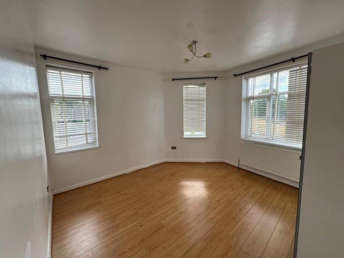 3 Bedroom Flat To Rent In The Circle, Barton Road, M32