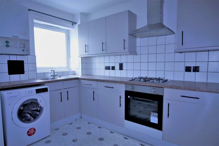 2 Bedroom Flat To Rent In Flat, Brockwell Court, London Road, Croydon, CR0