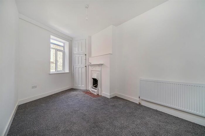 3 Bedroom Flat To Rent In Norwood Road, Herne Hill, SE24