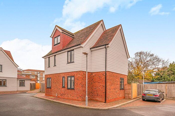 3 Bedroom Detached House To Rent In Kavsan Place, Cranford, TW5