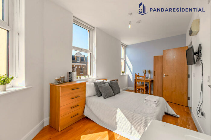 Flat To Rent In Holloway Road, London, N19