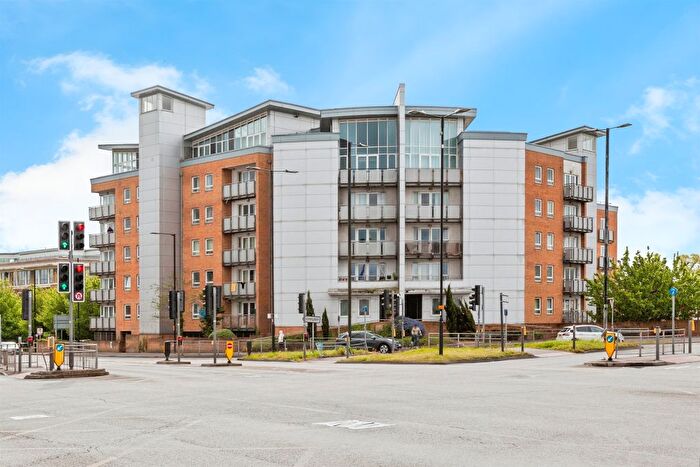 2 Bedroom Flat For Sale In Tuns Lane, Slough, SL1