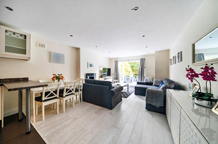 3 Bedroom Apartment To Rent In Finchley Road, Golders Green, London, NW11