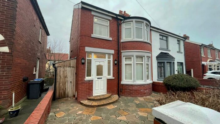 3 Bedroom Semi-Detached House To Rent In Fifth Avenue, Blackpool, FY4