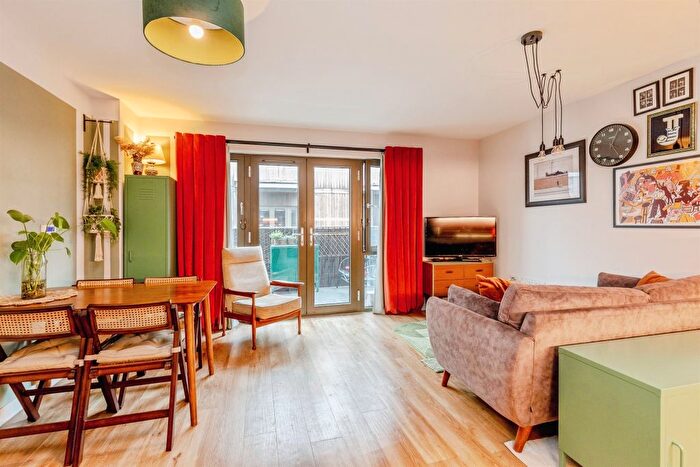 2 Bedroom Flat For Sale In Rope Walk, Bristol, BS1