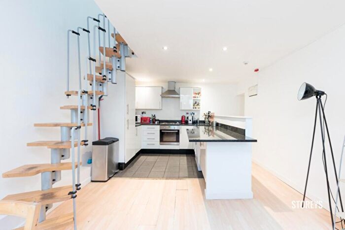 3 Bedroom Apartment To Rent In Cambridge Heath Road, Bethnal Green, London, E2