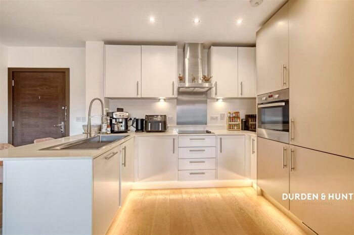 2 Bedroom Apartment For Sale In Fairfax Drive, Westcliff-On-Sea, SS0